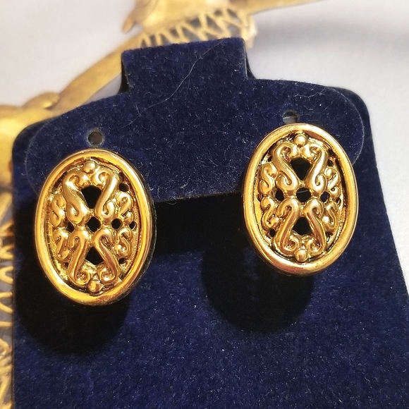 Oscar De La Renta Gold Plated Vintage Stud Earrings - Picture 3 of 8